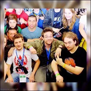 Qui sont les deux autres YouTubeurs à ses côtés ?