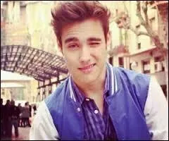 Avec qui sort Leon à la fin de la saison 3 ?