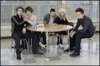 Où Bella rencontre-t-elle les Cullen pour la première fois ?