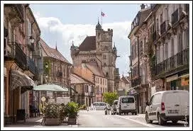 Nous flânons dans les rues de Luxeuil-les-Bains. Connue autant pour sa Base Aérienne 116, ses thermes et sa dentelle, cette ville se situe dans le département ...