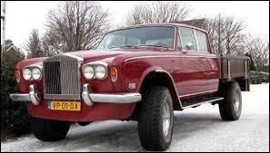 On termine avec ce 4X4 hors norme. Regardez bien la calandre. Quelle et la marque de ce modèle ?