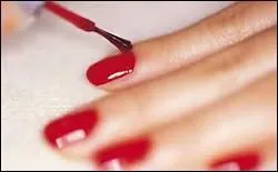 Que reste-t-il sur vos ongles, mesdames, après séchage du vernis ?