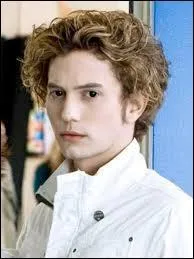 Quand Bella s'est coupée, lequel de ces garçons a voulu la mordre ?