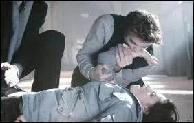 Qui enlève le venin injecté par le traqueur, lors de la morsure de Bella dans la salle de danse ?