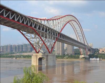 Le pont de Chaotianmen sur le fleuve Yangzi a été construit en 2009. C'est le plus grand pont du monde en arc métallique : 552 mètres. Il situé en Chine à :