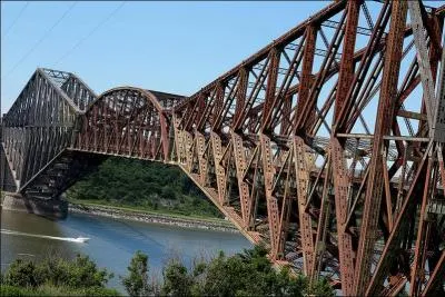Ce pont sur le fleuve Saint-Laurent a &eacute;t&eacute; construit en 1917. C'est le plus grand pont cantilever du monde : 987 m&egrave;tres de longueur et 104 m&egrave;tres de hauteur. Il est situ&eacute; au Canada &agrave; :