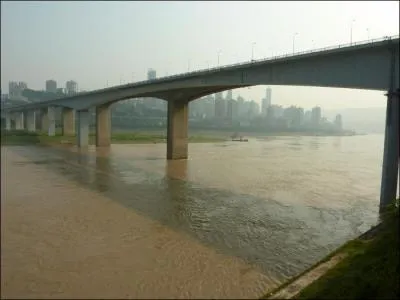 Le pont de Shibanpo, 1103 m&egrave;tres a &eacute;t&eacute; construit sur le fleuve Yangzi en 1980. C'est le plus long pont du monde en b&eacute;ton pr&eacute;contraint. Il est situ&eacute; en Chine &agrave; :