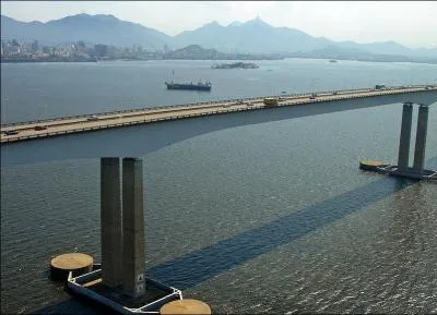 Le pont Rio Niteroi a &eacute;t&eacute; construit dans la baie de Guanabara en 1974. C'est le plus long pont en poutres-caissons au monde : 13, 3 kilom&egrave;tres. Il est situ&eacute; au Br&eacute;sil &agrave; :