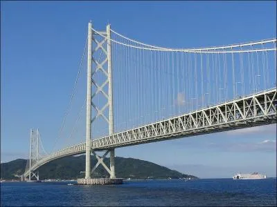 Le pont du d&eacute;troit d'Akashi est suspendu, il a &eacute;t&eacute; construit en 1998. Il poss&egrave;de la plus grand port&eacute;e jamais construite : 1991 m&egrave;tres. O&ugrave; est-il situ&eacute; au Japon ?