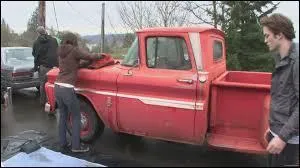 Qu'est-ce que le père de Bella lui offre-t-il à son arrivée ?