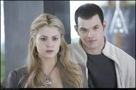 Laquelle de ces filles est en couple avec Emmett ?