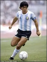 Quel groupe dont le leader était Manu Chao a chanté ''Santa Maradona'' ?