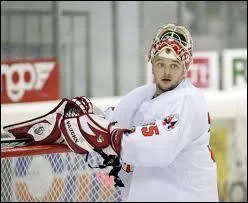 Paolo Della Bella est un professionnel de hockey sur glace. Quel est son poste ?