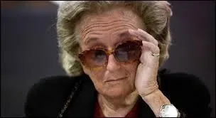 A qui peut-bien s'adresser cette dame en criant "reviens" ?