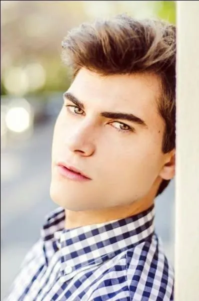 Dans la saison 2, Diego découvre que son père est :