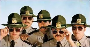 Qui a réalisé le film « Super Troopers » ?
