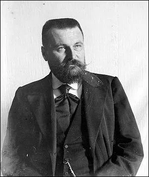 Né en 1861 à Labarthe (82) cet instituteur deviendra ethnographe et poète, il est l'auteur de : ''Libre dels auzèls'' et ''Lo got occitan'', il décèdera en1944. Il 
se nomme :