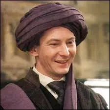 Je décède dans l'année 1992. Je suis jeune et j'ai le teint pâle. Hagrid me qualifie "d'esprit remarquable". Je possède de grandes connaissances théoriques en matière de magie défensive. Combien de centimètres fait ma baguette ?