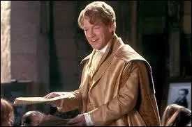 Pour mon premier cours, j'ai donné à mes élèves un questionnaire s'étendant sur 3 pages. Le sujet porte sur ma vie et mes exploits. Je ne suis pas un très bon sorcier. Omis pour le sortilège d'amnésie. Je perds la mémoire à la fin de l'année suite à un combat contre Harry et Ron. Qui suis-je et pour quelle matière Dumbledore m'a-t-il engagé ?