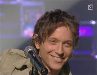 Quel est le nom de famille du chanteur Raphaël ?