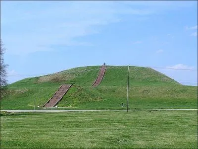 On ne sait pas pourquoi la cité de Cahokia fut désertée vers le XIIIe siècle, mais elle aurait pu compter jusqu'à 30 000 habitants, où était-ce donc ?