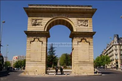Dans quelle commune peut-on découvrir la porte "Guillaume", située place Darcy où s'élève l'emplacement d'une porte fortifiée des remparts de la ville ?