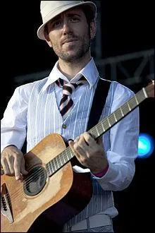 Le personnage sur la photo est un chanteur anglais très connu, en particulier grâce à son titre, "Like a Hobo" sortit en 2007. Il porte quasiment tout le temps un chapeau. Par conséquent, de qui s'agit-il ?