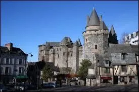 Je vous emmène à la découverte de Vitré. Ville Bretillienne, elle se situe en région ...