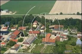 Nous survolons le village champardennais de Francheville. Nous sommes dans le ciel du département ...