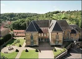 Pour finir, je vous emmène en Lorraine. Dominant la vallée de l'Ornain, voici le Château des Ducs de Bar, situé dans la ville de ...