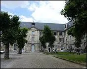 Institution d'enseignement catholique pour garçons fondée en 1573, le Collège des Jésuites se trouve dans la ville Berrichonne de ...