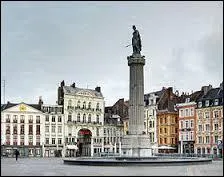 Monument commémoratif inauguré le 8 Octobre 1945, la Colonne de la Déesse se situe au centre de la Grand'Place de la ville de ...
