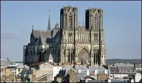 Monument incontournable de la cité des sacres, voici sa cathédrale Notre-Dame. Pour la voir, il faut se rendre à ...