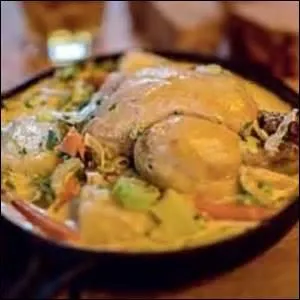 Quel est ce plat typique de Belgique, à base de poulet ou de poisson accompagné de légumes et dont le bouillon ou le fumet est lié à la crème ou au beurre ?