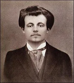 Né à Laval en 1873, ce poète, romancier, dramaturge, auteur de : ''Ubu roi'' et ''L'amour absolu'', décède en 1907 à Paris. Il se nomme :