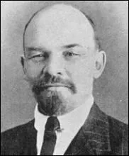 Né à Simbirsk en 1870, ce révolutionnaire et théoricien politique, fut président du Conseil des Commissaires du Peuple de la RSF-SR / l'URSS ; il instaure la dictature du prolétariat et la terreur et décède en 1924. Il se nomme :