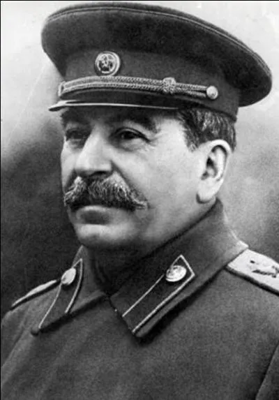 Né en 1878 à Gori en Géorgie, ce secrétaire général du Parti communiste russe / pansoviètique, développe le culte de sa personne, le totalitarisme et le goulag ; il décède en 1953 et se nomme :