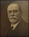Né en 1863, ce médecin chirurgien est né à Sainte-Foy-la-Grande (33) et est connu pour être le rénovateur des méthodes d'interventions en chirurgie gynécologique ; il décède en 1944. Il se nomme :