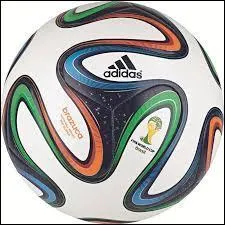 Ce sport se joue avec des chaussures et un ballon. Quel est ce sport ?