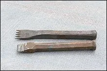 La gradine est un ciseau très acéré muni de 3 à 6 dents. Qui l'utilise ?