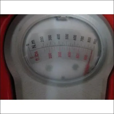 Cette photo montre une partie d'un des outils du mécanicien automobile. De quel outil s'agit-il ?