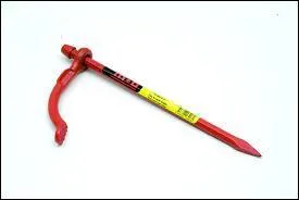 Ceci est un petit outil de maçon qui sert à maintenir un guide ou un petit coffrage plaqué contre le mur. On l'appelle "patte à coulisse" mais aussi :