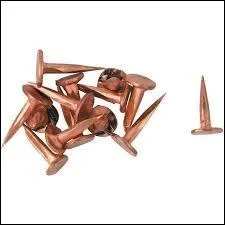 Ce clou de tapissier est de petite taille à tige très effilée pour maintenir les tissus. Ce clou est appelé...