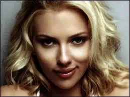 Qui joue la veuve noire dans "Avengers" ?