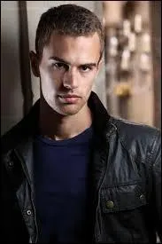 Comment s'appelle cet acteur des films "Divergente" et "Insurgent" ?