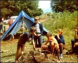 Qui interprète la chanson "Les jolies colonies de vacances" ?