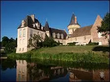 Je vous emmène à la découverte du château de Soligny-sur-Roudon. Commune auvergnate, elle se situe dans le département ...
