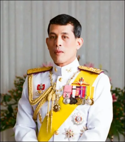 Rama X, le roi de Thaïlande a nommé maréchal son chien Fufu, c'est...