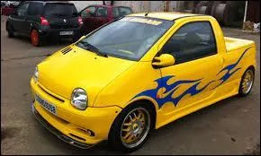 Quelle voiture se voit sur cette image transformée en pick-up ?