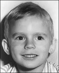 Qui est-ce ? 
Il voyage à travers les étoiles, combat les extraterrestres, il a aussi beaucoup d'imagination pour inventer des trucs.